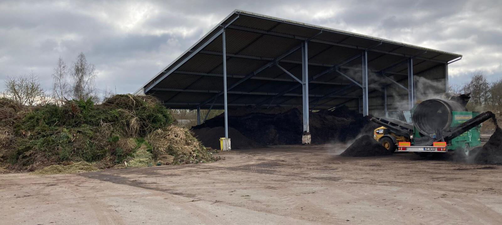 Komposthaufen und Holzhütte